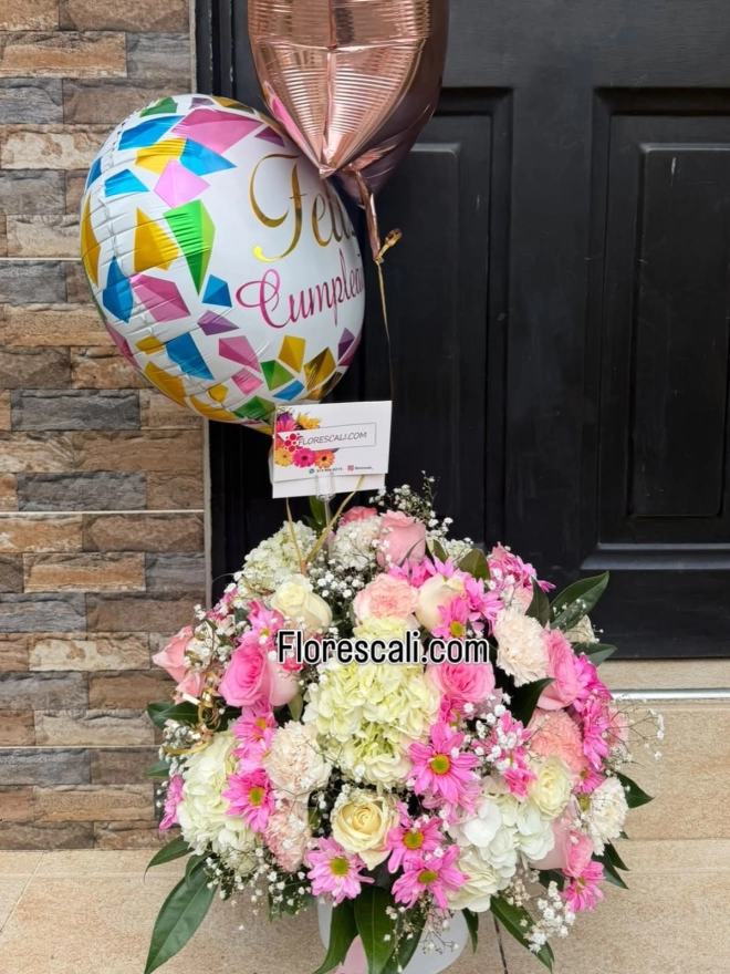 Cilindro de flores surtidas con globos para enamorar