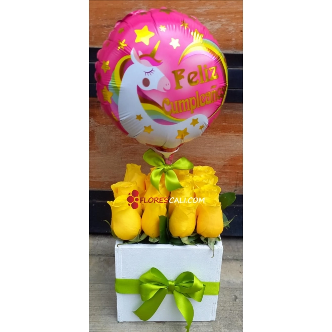 Cubo rosas amarillas con globo en cali