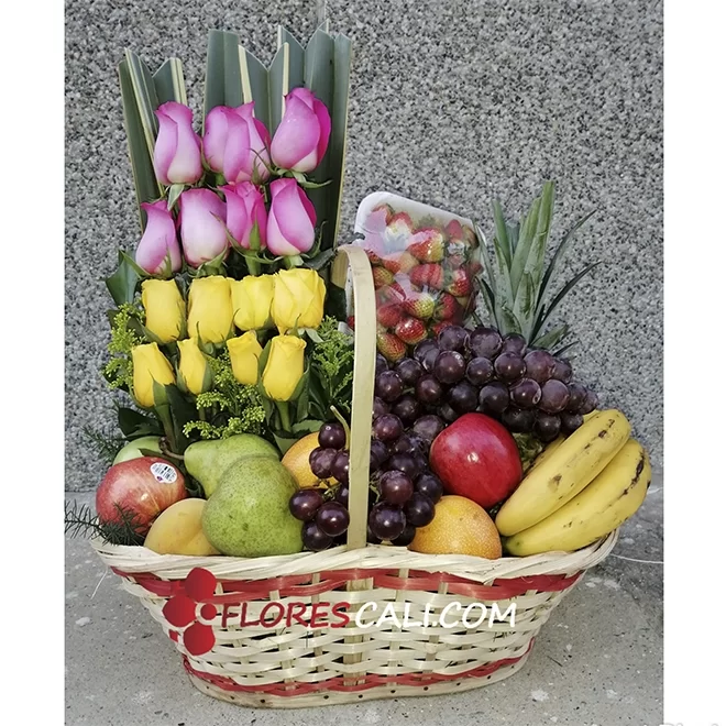 Canasta de frutas y rosas dia de la Madre