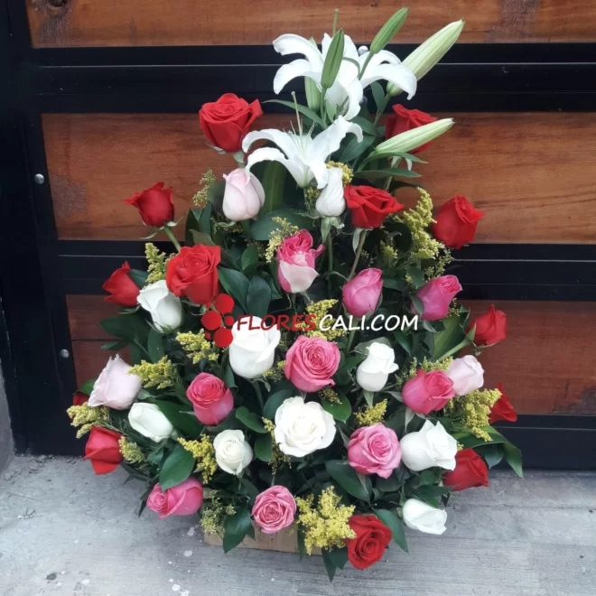Arreglo rosas y lirios para Mama  en cali