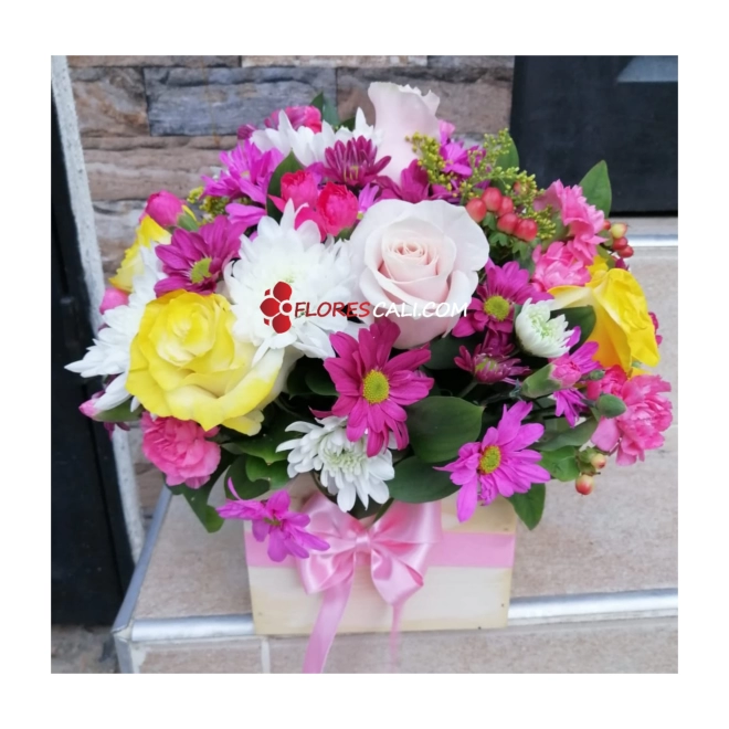 Cubo de flores surtidas en cali