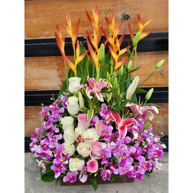 Arreglo de orquidea rosas y lirios florescali