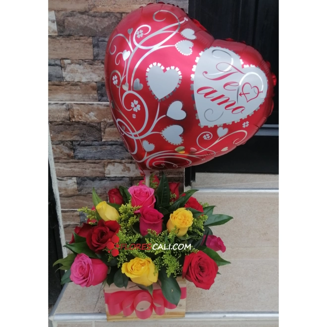 Cubo de rosas surtidas te amo 