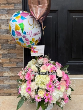 Cilindro de flores surtidas con globos para enamorar