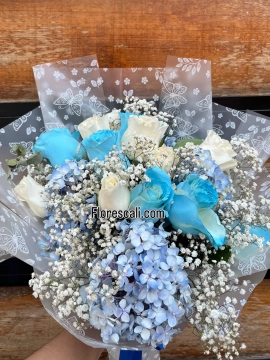Bouquet de rosas y hortensias azules