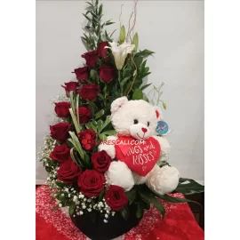 Arreglo alto rojo con peluche para mamá