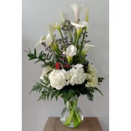 Jarron elegante de flores blancas cali